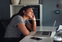 Quiet Quitting atau Self-Preservation? Fenomena Baru di Dunia Kerja - Belakangan ini, istilah quiet quitting semakin sering terdengar di berbagai