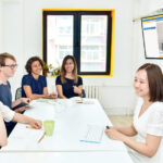 Hari yang Sama, Cerita yang Berbeda: Dinamika Tak Terlihat di Dunia Kerja Hari yang Sama, Cerita yang Berbeda: Dinamika Tak Terlihat di Dunia Kerja