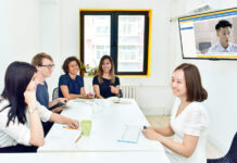 Hari yang Sama, Cerita yang Berbeda: Dinamika Tak Terlihat di Dunia Kerja Hari yang Sama, Cerita yang Berbeda: Dinamika Tak Terlihat di Dunia Kerja