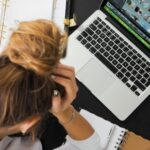 Saat Pekerjaan Menguras Energi: Tanda Harus Berhenti atau Bertahan?