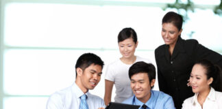 Job Hugging: Mengapa Banyak Pekerja Pilih Bertahan Meski Tak Bahagia? - Di era digital yang serba cepat, dengan banyak peluang kerja