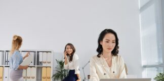 Waspada! Kebiasaan Sepele Ini Bisa Bikin Kamu Kelihatan Tidak Profesional