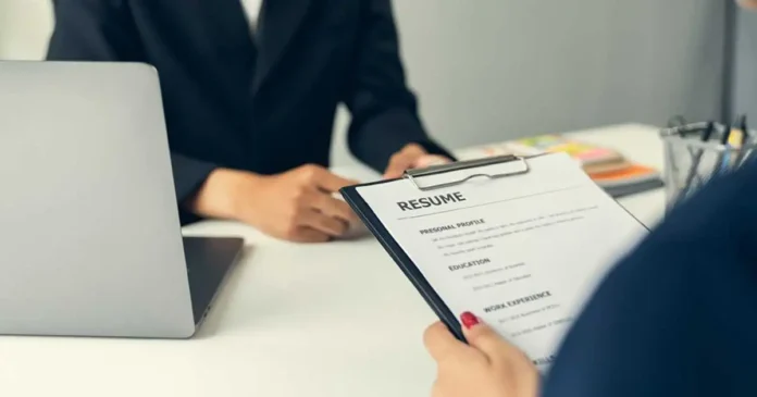 Jangan Kirim Ini di CV! 11 Kesalahan Fatal yang Bikin Peluang Kerjamu Sirna!