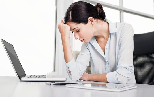 Pindah Kerja Tiap 2 Tahun: Strategi Karier atau Tanda Gagal Bertahan?