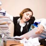 Di Balik Senyum di Kantor: Tekanan yang Jarang Dibicarakan - Setiap pagi, banyak orang datang ke kantor dengan senyum yang rapi.