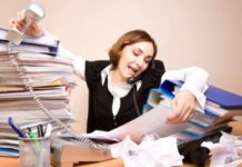 Di Balik Senyum di Kantor: Tekanan yang Jarang Dibicarakan - Setiap pagi, banyak orang datang ke kantor dengan senyum yang rapi.