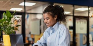 Cara Mengubah Pekerjaan Biasa Menjadi Karier yang Membahagiakan