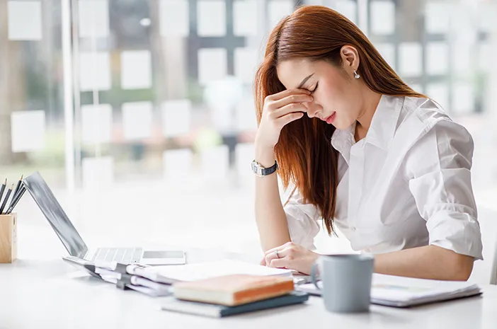 Bekerja Tanpa Kehilangan Diri Sendiri: Panduan Bertahan Secara Mental dan Karier Image