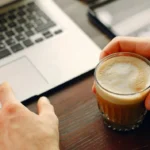 Ngopi Sebelum Kerja: Kebiasaan Kecil yang Menjaga Kewarasan Pekerja
