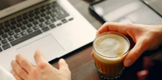 Ngopi Sebelum Kerja: Kebiasaan Kecil yang Menjaga Kewarasan Pekerja