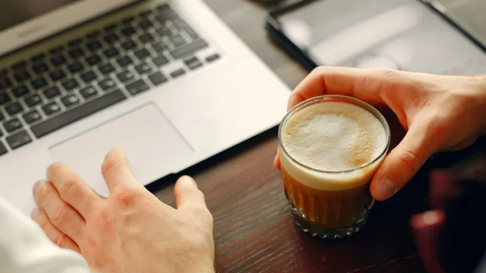 Ngopi Sebelum Kerja: Kebiasaan Kecil yang Menjaga Kewarasan Pekerja