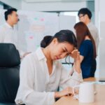 Imposter Syndrome di Kantor: Merasa Tidak Pantas di Posisi Sendiri Imposter Syndrome di Kantor: Merasa Tidak Pantas di Posisi Sendiri