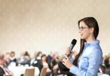 Diam Bukan Profesional: Pentingnya Berani Bicara di Dunia Kerja Diam Bukan Profesional: Pentingnya Berani Bicara di Dunia Kerja