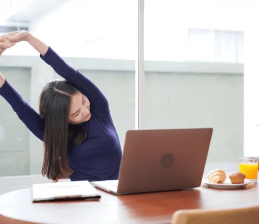 Duduk Seharian di Kantor? Ini Cara Menjaga Kebugaran Tubuh