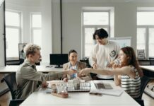 Kerja Tim atau Drama Tim? Dinamika di Balik Meja Kantor