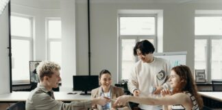 Kerja Tim atau Drama Tim? Dinamika di Balik Meja Kantor