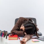 Kenapa Kita Sering Menunda Pekerjaan? Cara Mengatasinya dengan Realistis