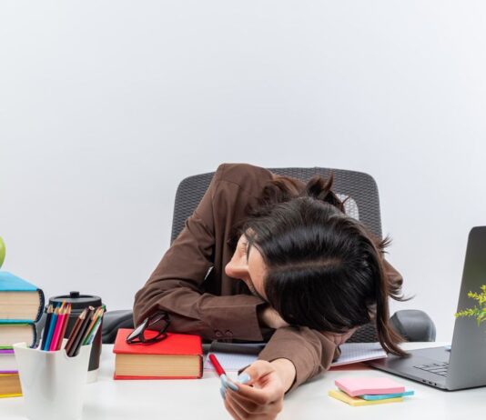 Kenapa Kita Sering Menunda Pekerjaan? Cara Mengatasinya dengan Realistis