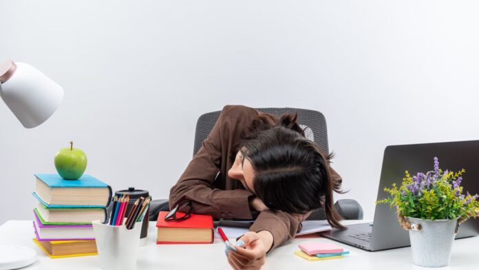 Kenapa Kita Sering Menunda Pekerjaan? Cara Mengatasinya dengan Realistis