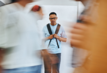 Dunia Kerja dan Kesepian: Ketika Ramai Tapi Tetap Terasa Sendiri