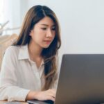 Bekerja Tidak Sesuai Jurusan: Jalan Berbeda yang Tetap Bisa Bermakna Bekerja Tidak Sesuai Jurusan: Jalan Berbeda yang Tetap Bisa Bermakna