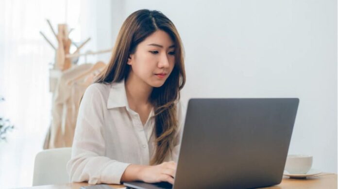 Bekerja Tidak Sesuai Jurusan: Jalan Berbeda yang Tetap Bisa Bermakna Bekerja Tidak Sesuai Jurusan: Jalan Berbeda yang Tetap Bisa Bermakna