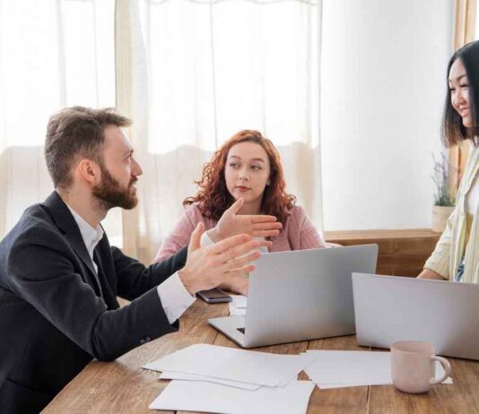 Tidak Hanya Bekerja: Membangun Diri di Tengah Tuntutan Profesional