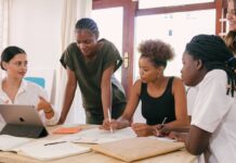 Bekerja di Zona Nyaman: Aman atau Diam-Diam Menghambat? Bekerja di Zona Nyaman: Aman atau Diam-Diam Menghambat?