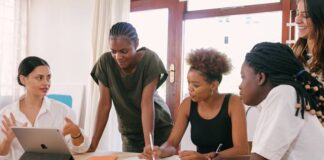 Bekerja di Zona Nyaman: Aman atau Diam-Diam Menghambat? Bekerja di Zona Nyaman: Aman atau Diam-Diam Menghambat?