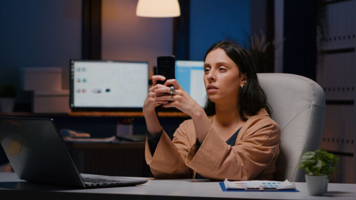 Digital Exhaustion: Lelah Mental Karena Terlalu Lama Terhubung Online