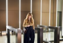 Coffee Badging: Tren Baru Karyawan Datang ke Kantor Hanya untuk “Absen”