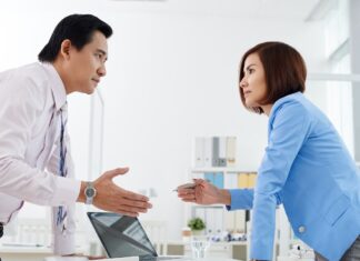 Menghadapi Atasan Sulit dengan Tetap Profesional dan Produktif Menghadapi Atasan Sulit dengan Tetap Profesional dan Produktif