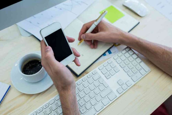 Mengapa Kemampuan Menulis Pesan Kerja dengan Jelas Semakin Penting di Era Digital?